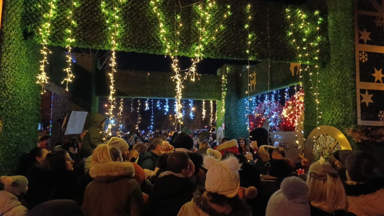 Подела пакетића и дружење са Деда Мразом поводом Српске Нове године