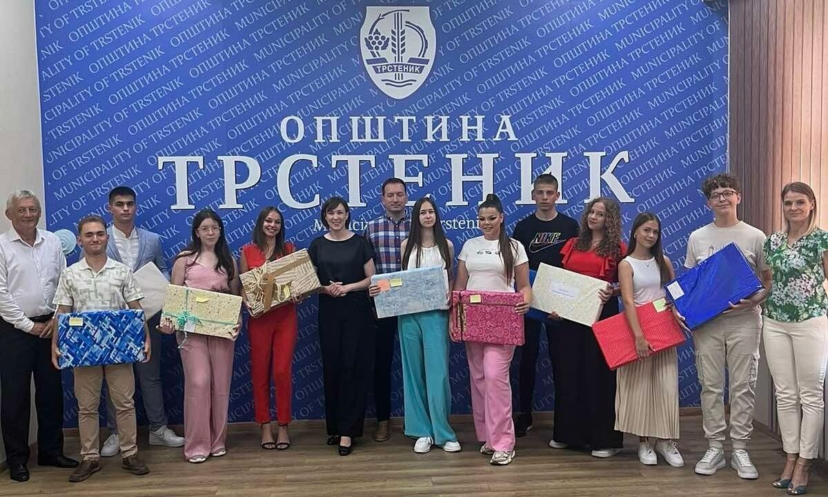 Најбољи ученици основних и средњих школа награђени лаптоповима