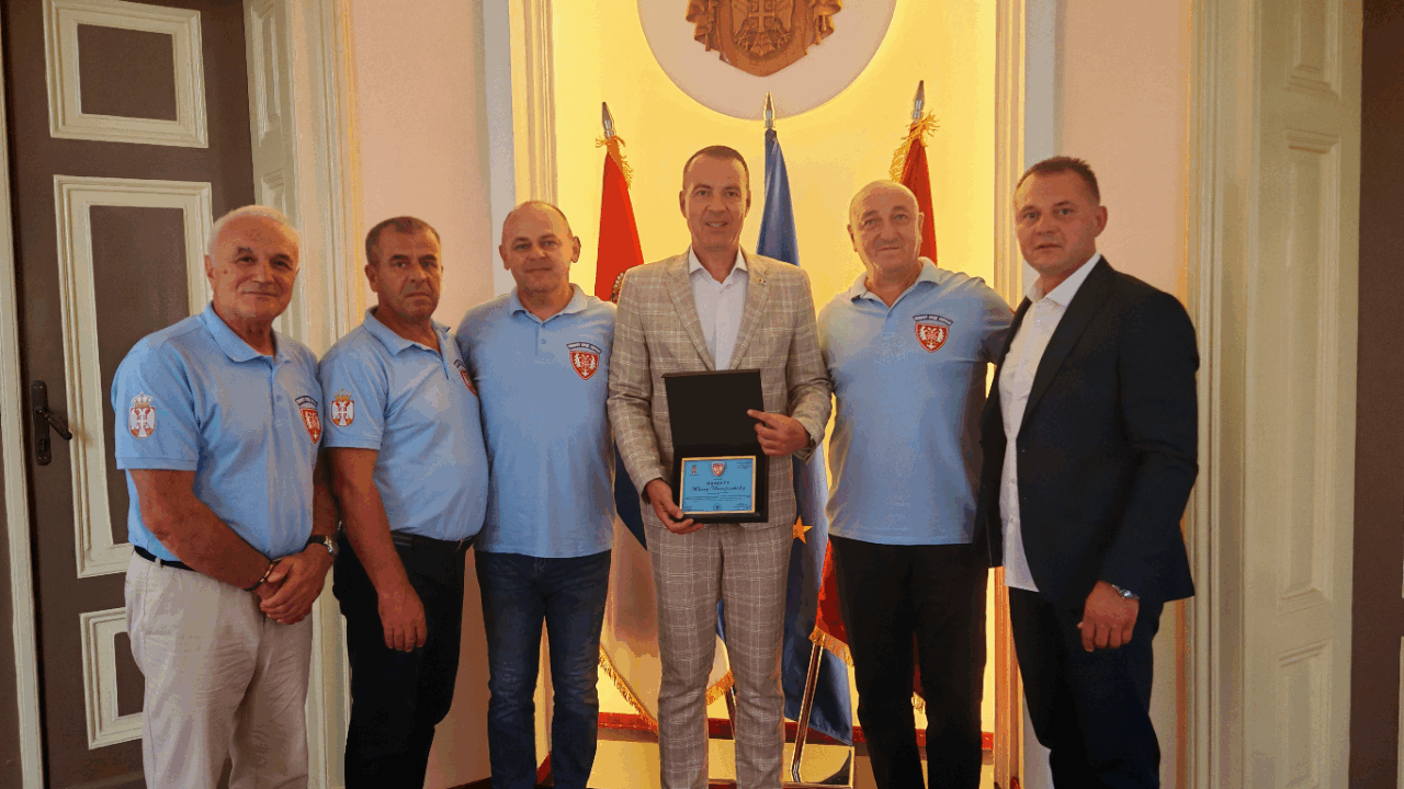 Градоначелнику Крушевца уручена Плакета Покрета “Срце хероја”: Признање за подршку борцима и њиховим породицама