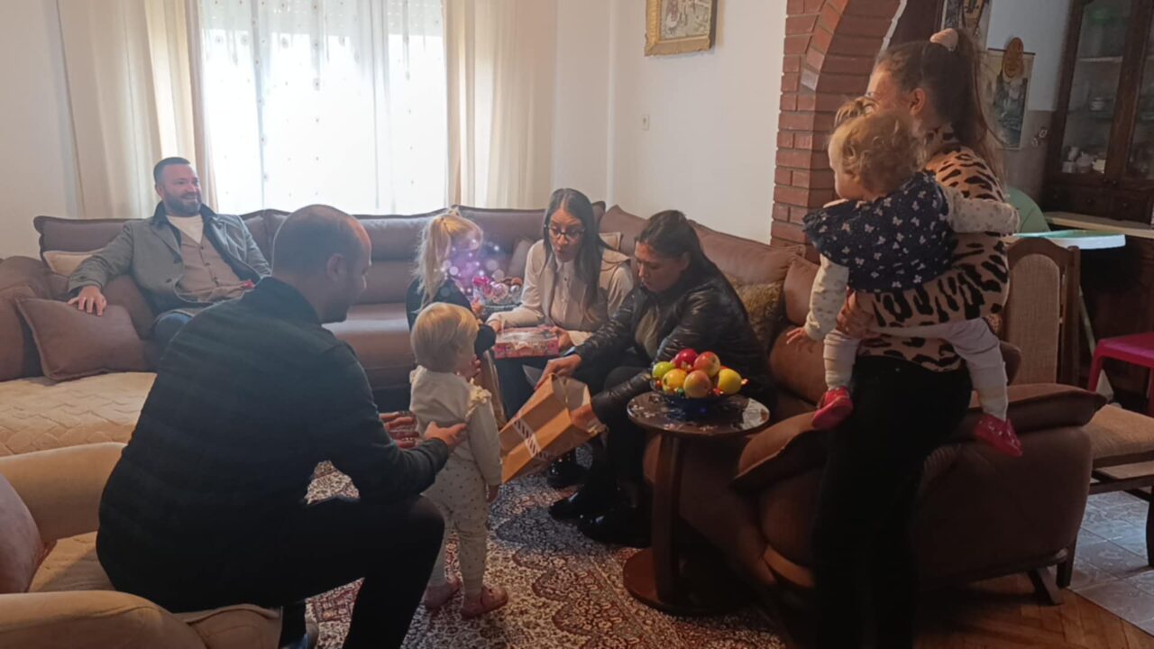 Општински одбор СНС Варварин обележио 17 година постојања посетом породици Вучетић из Парцана
