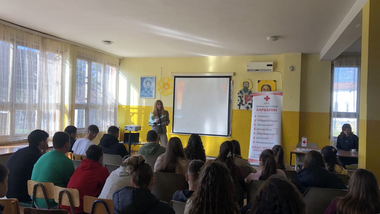 Ученици ОШ “Мирко Томић” учили о личној хигијени и борби против СИДЕ