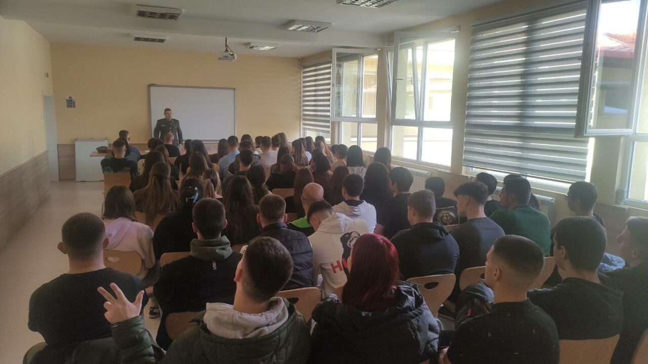 Матуранти Средње школе Варварин упознати са системом одбране и могућностима каријере у Војсци Србије