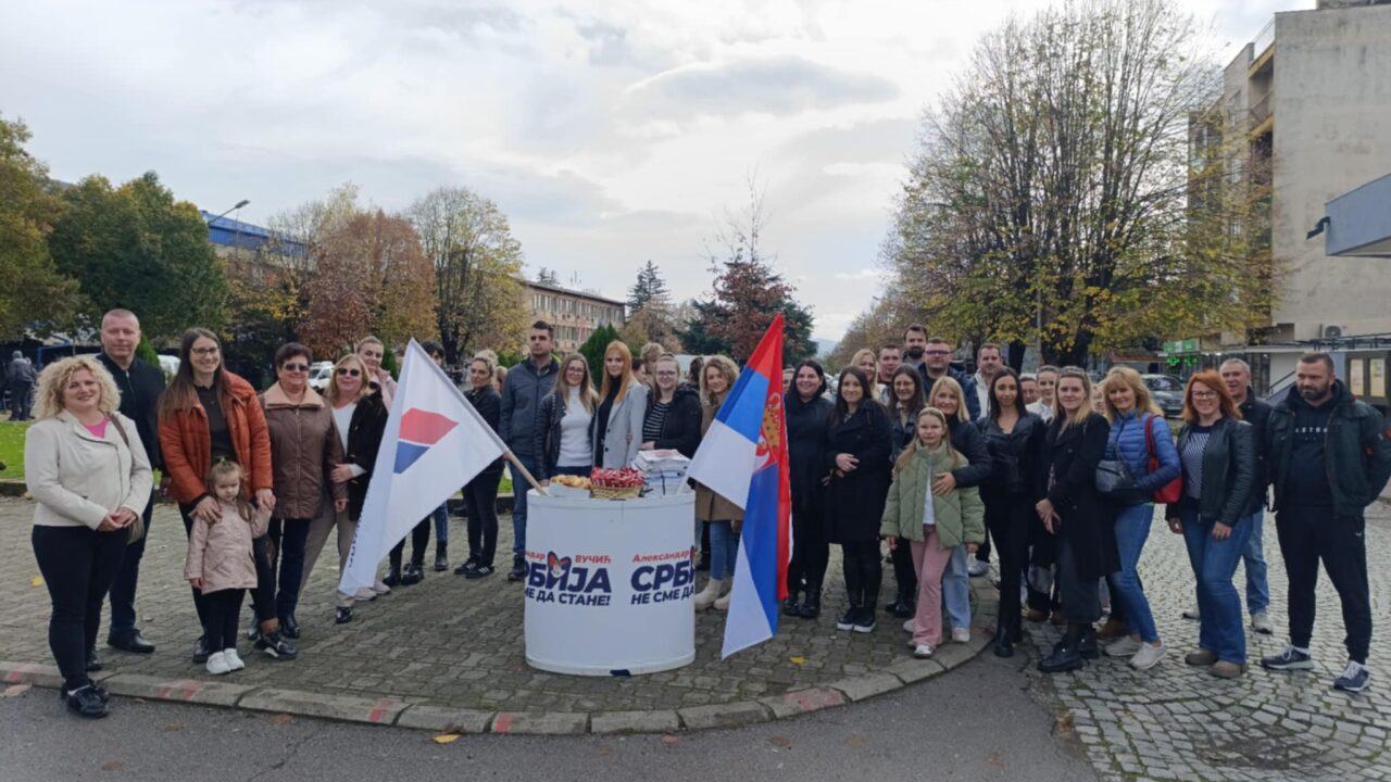 Активисти СНС у центру Варварина делили Информатор и разговарали са суграђанима