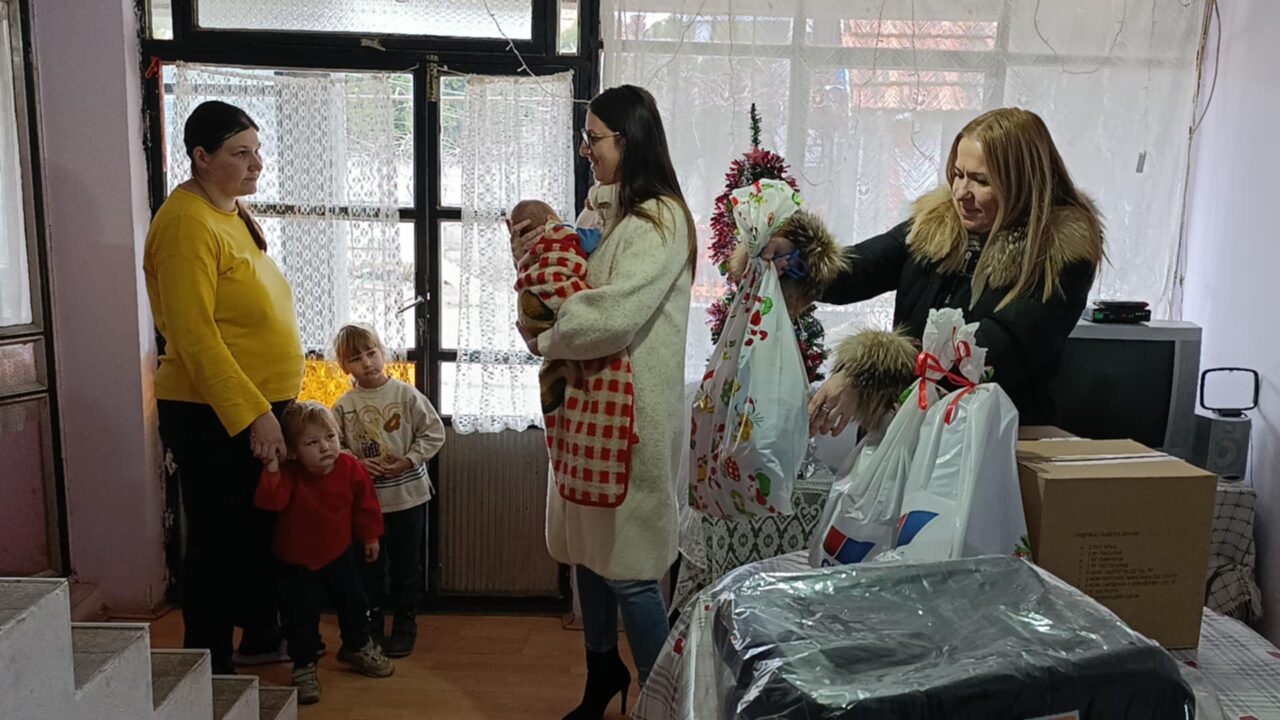 Напредњаци у посети породици Јанићијевић у Доњем Катуну, уручени новогодишњи пакетићи