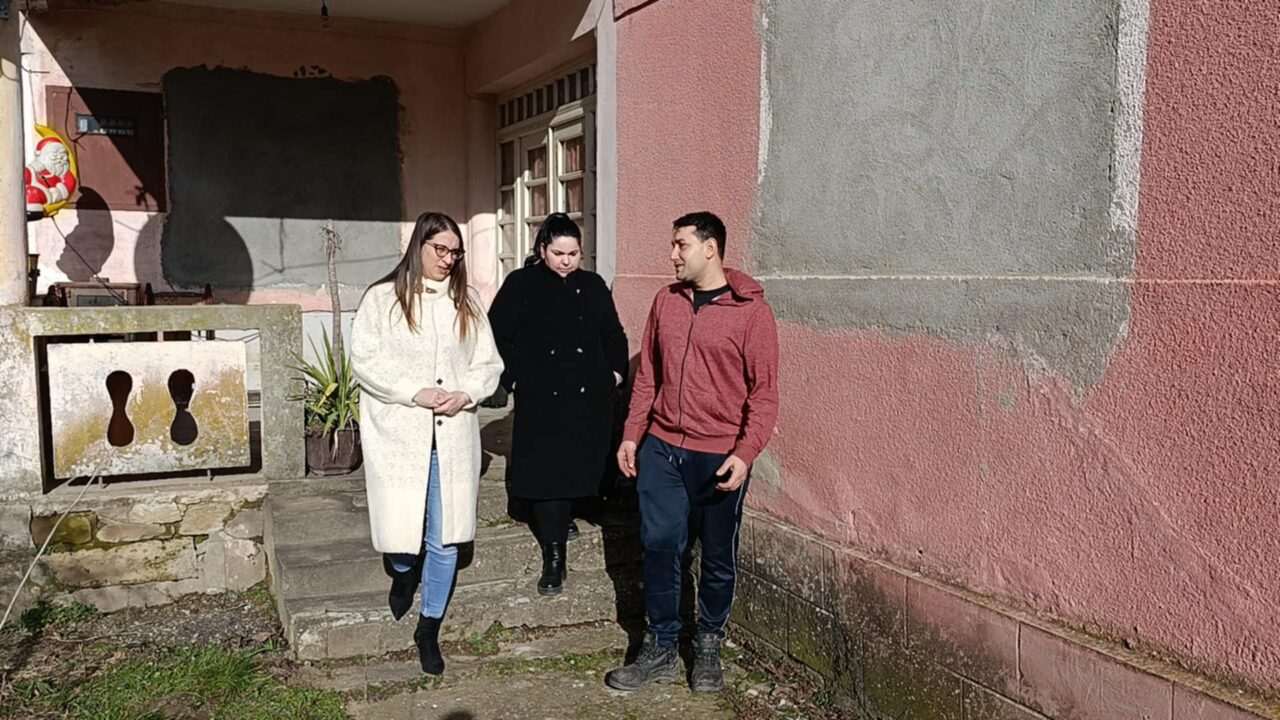 Варварински напредњаци посетили породицу Станисављевић у Обрежу