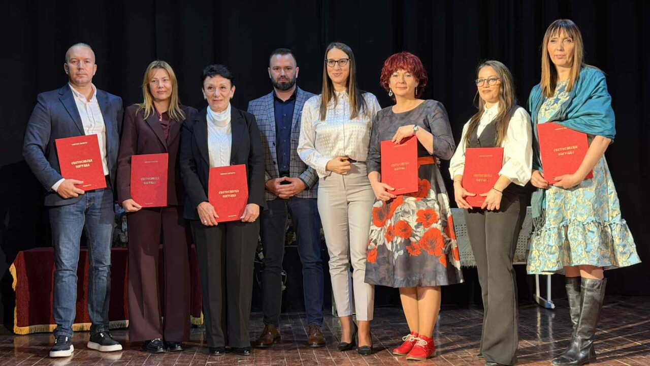 Светосавска академија у Варварину у знаку осам и по векова Савиног наслеђа, уручене Светосавске награде најзаслужнијим просветним радницима