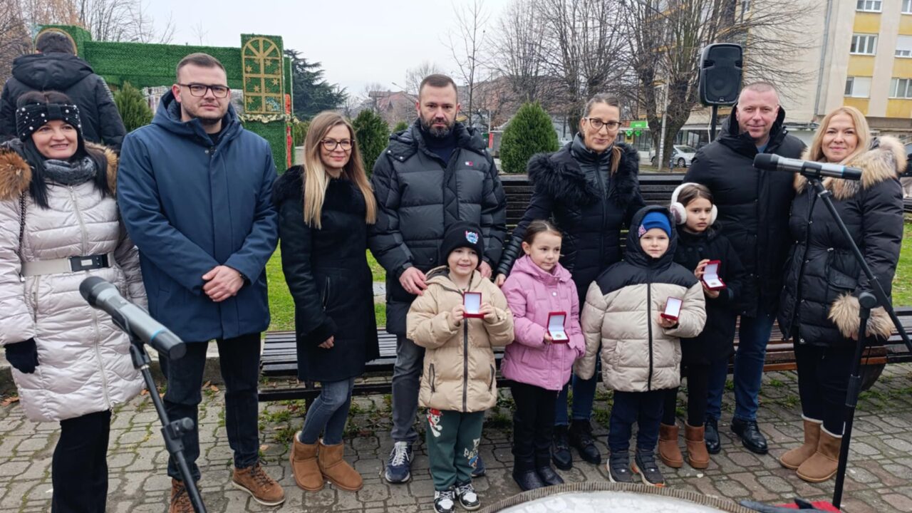 Лена, Миљан, Нина и Петар пронашли златнике у Божићној чесници