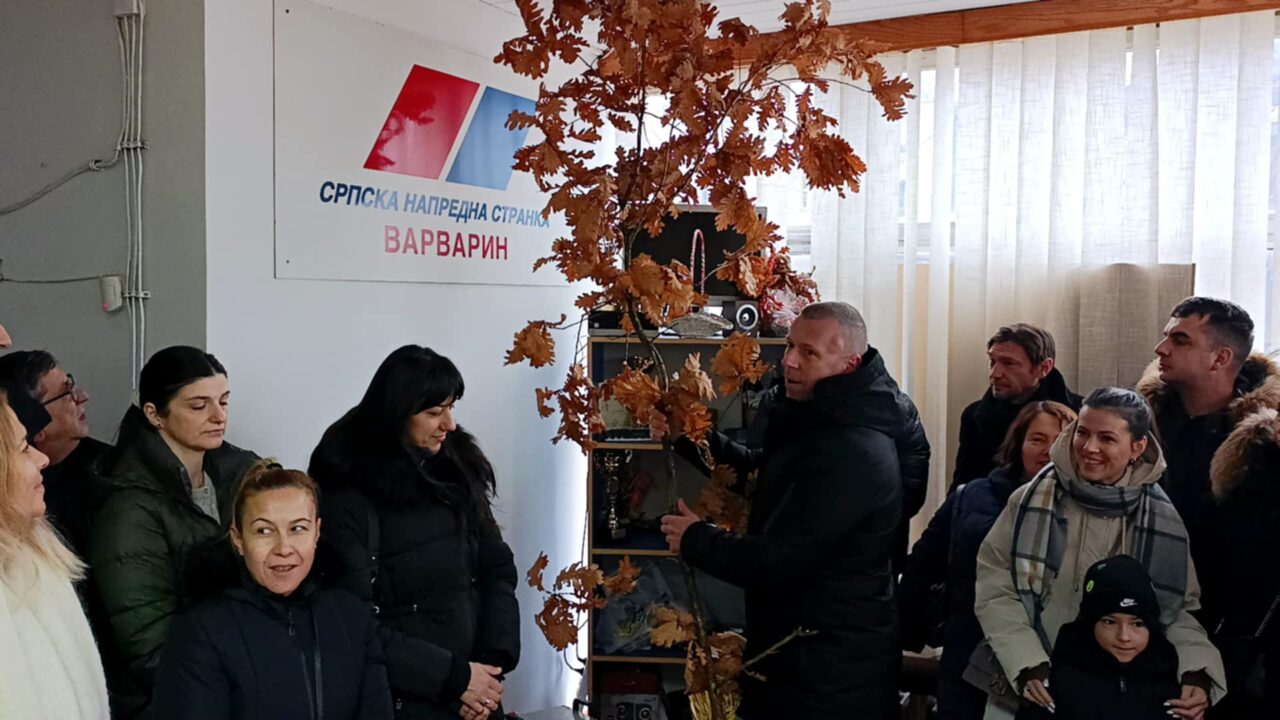 СНС: Уношењем Бадњака у страначке просторије обележен Бадњи дан