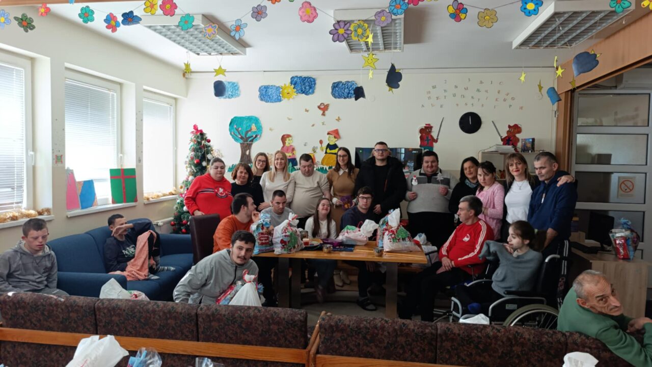 Корисницима Дневног боравка уручени новогодишњи пакетићи