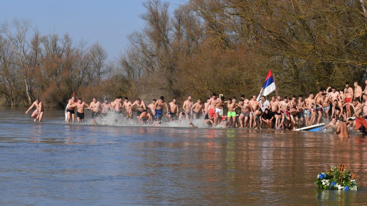 Пливање за Часни богојављенски крст у Расинском округу: Вишегодишња такмичења и велики број учесника и посматрача