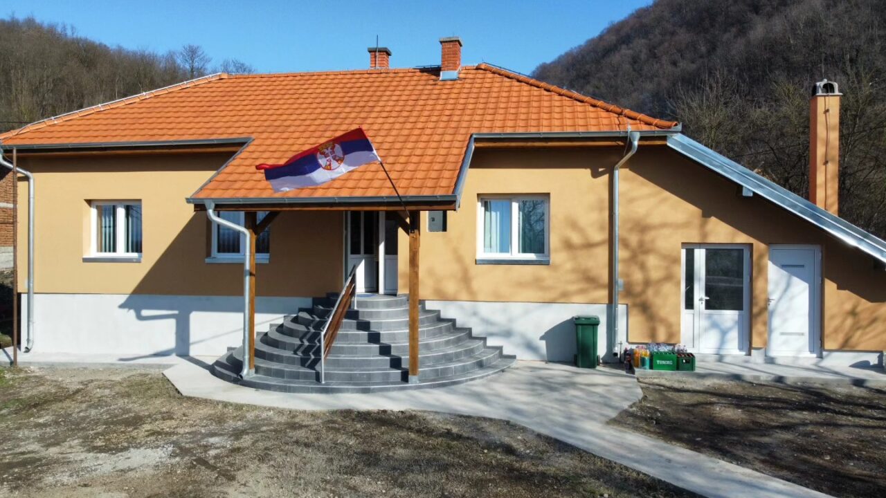 Реновирана школа у Лозни: Улагање у образовање темељ је сигурне будућности