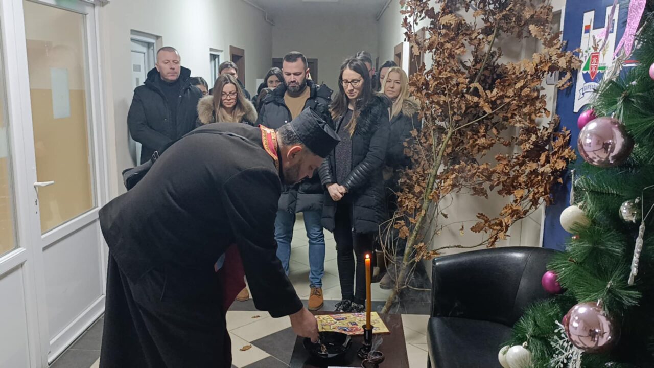 Општина Варварин у духу Божића: Освештан Бадњак у згради Општинске управе