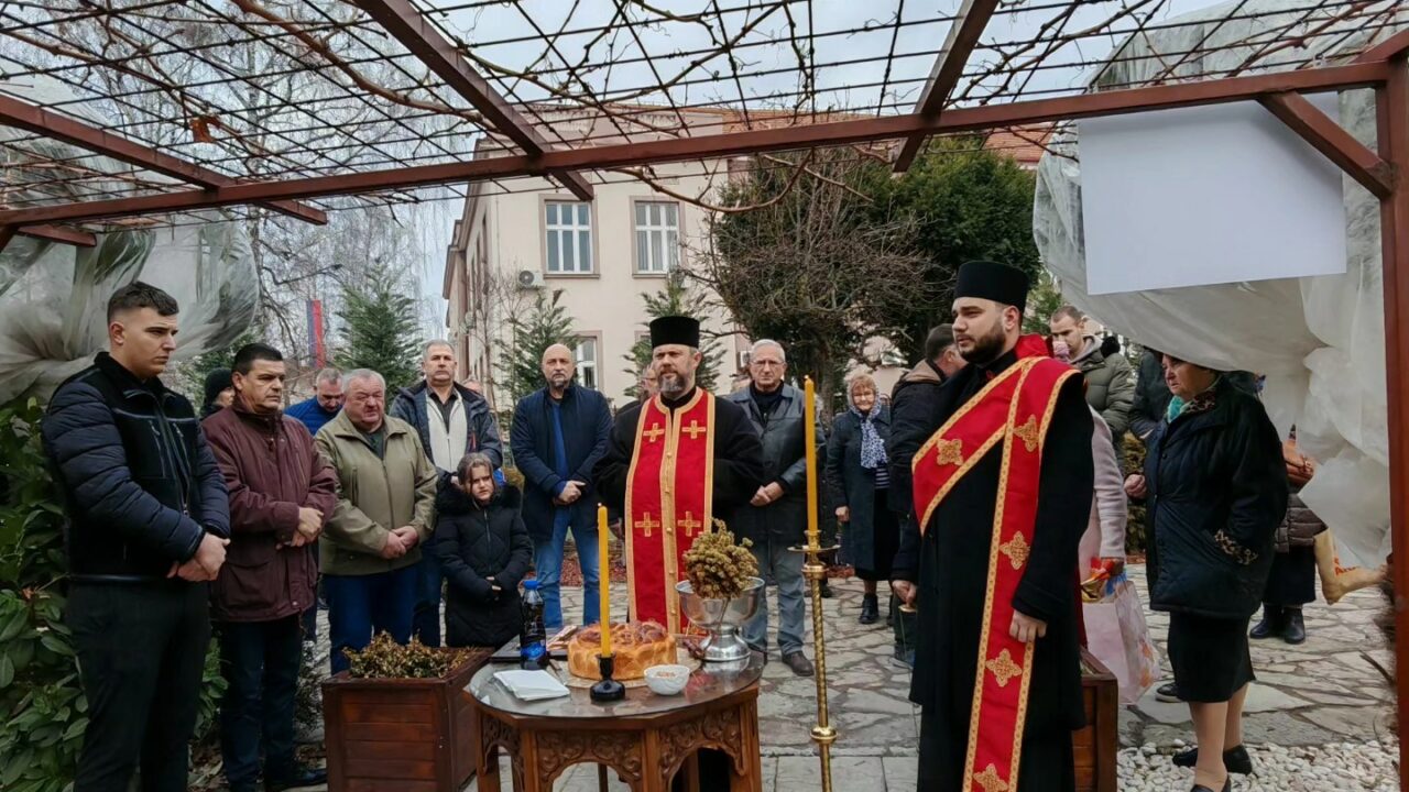 Молитвом и орезивањем Хиландарске лозе прослављен Свети Трифун