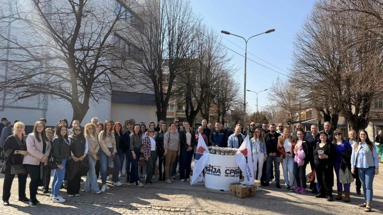 Варварински напредњаци обележили 8. март поделом цвећа у центру града