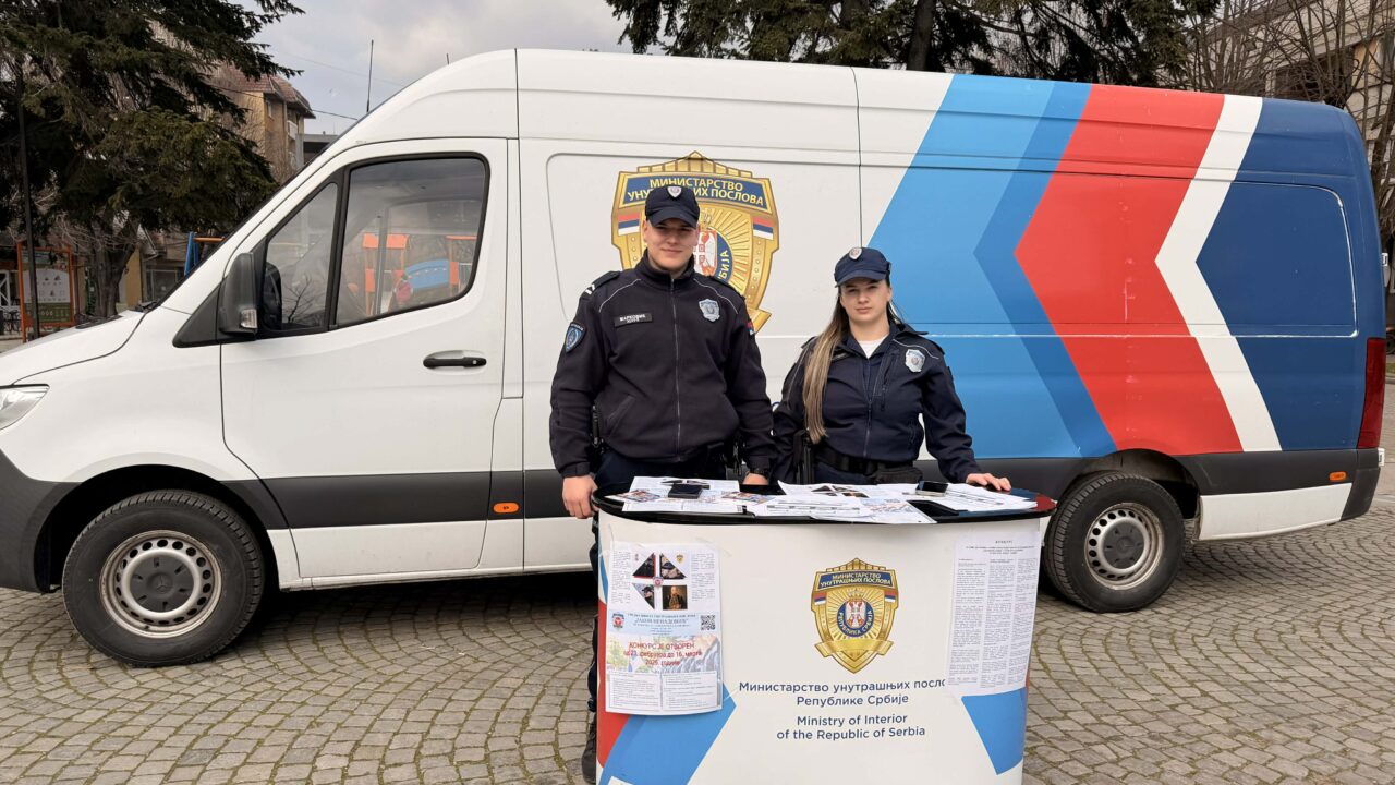 Промоција полицијског позива у центру Варварина: Отворен конкурс за нову генерацију ученика