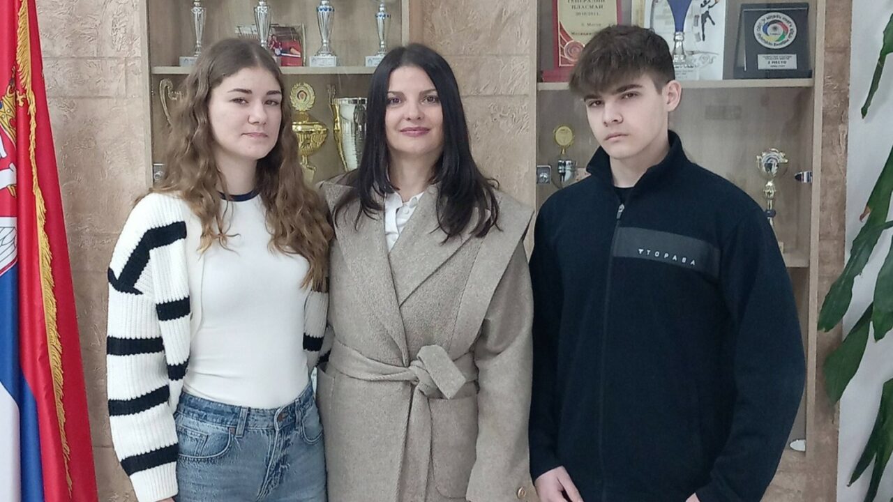 Теодора Сврзић и Ђурђина Ђорђевић најбоље на окружном такмичењу из српског језика и језичке културе