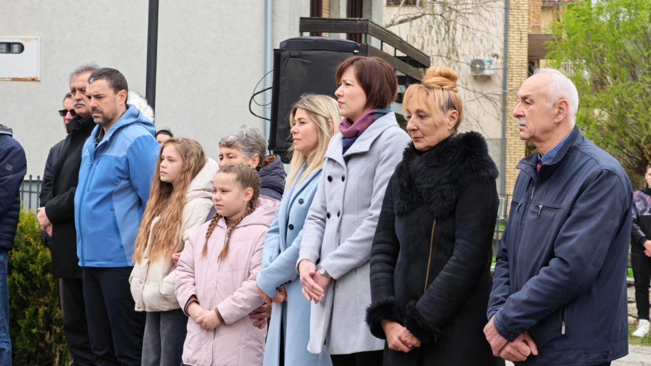 Венци и цвеће за Зорана Ивановића, једног од 12 трстеничких хероја