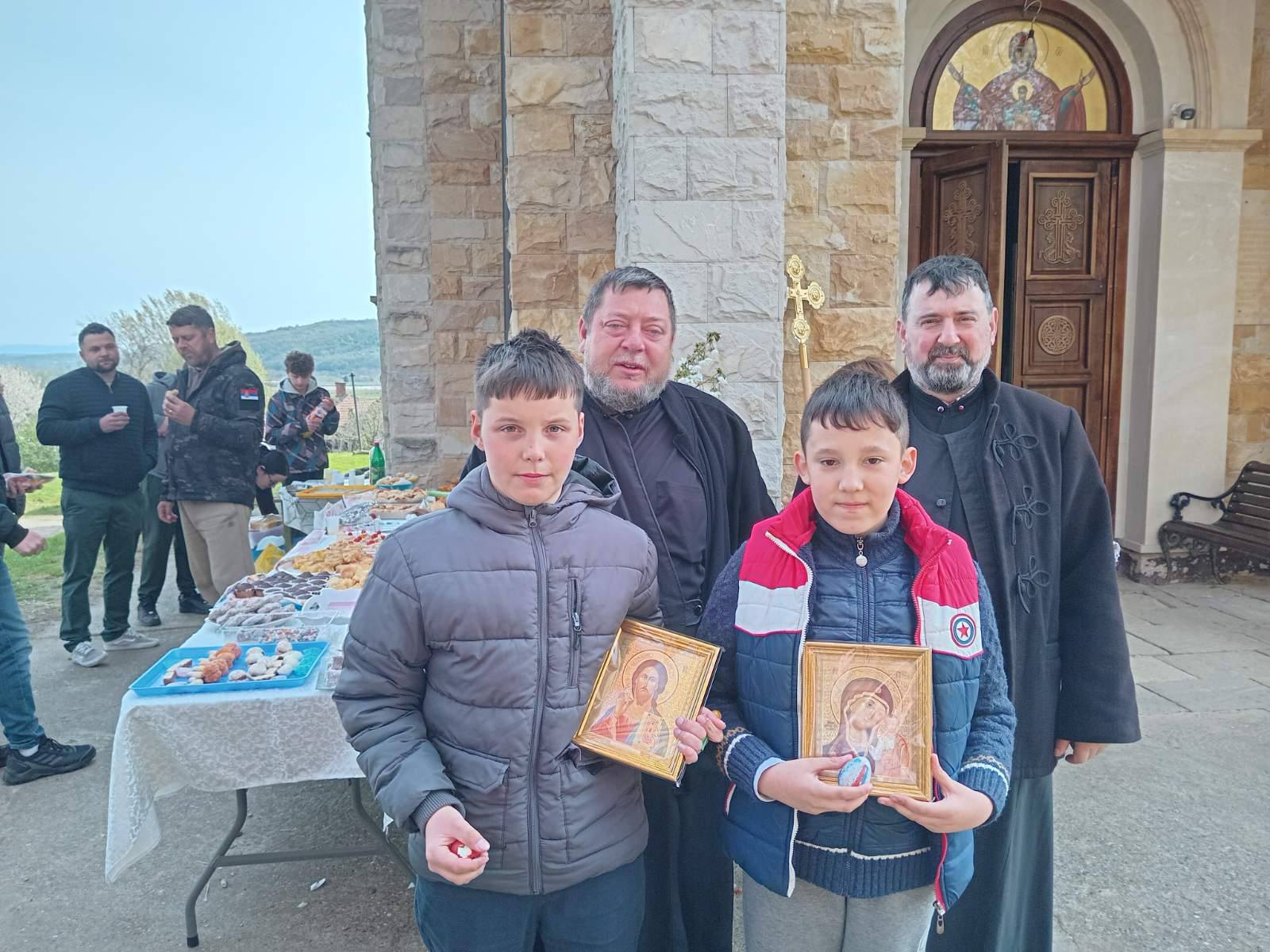 Ученици ОШ “Драги Макић” обележили празник у цркви Свете Петке