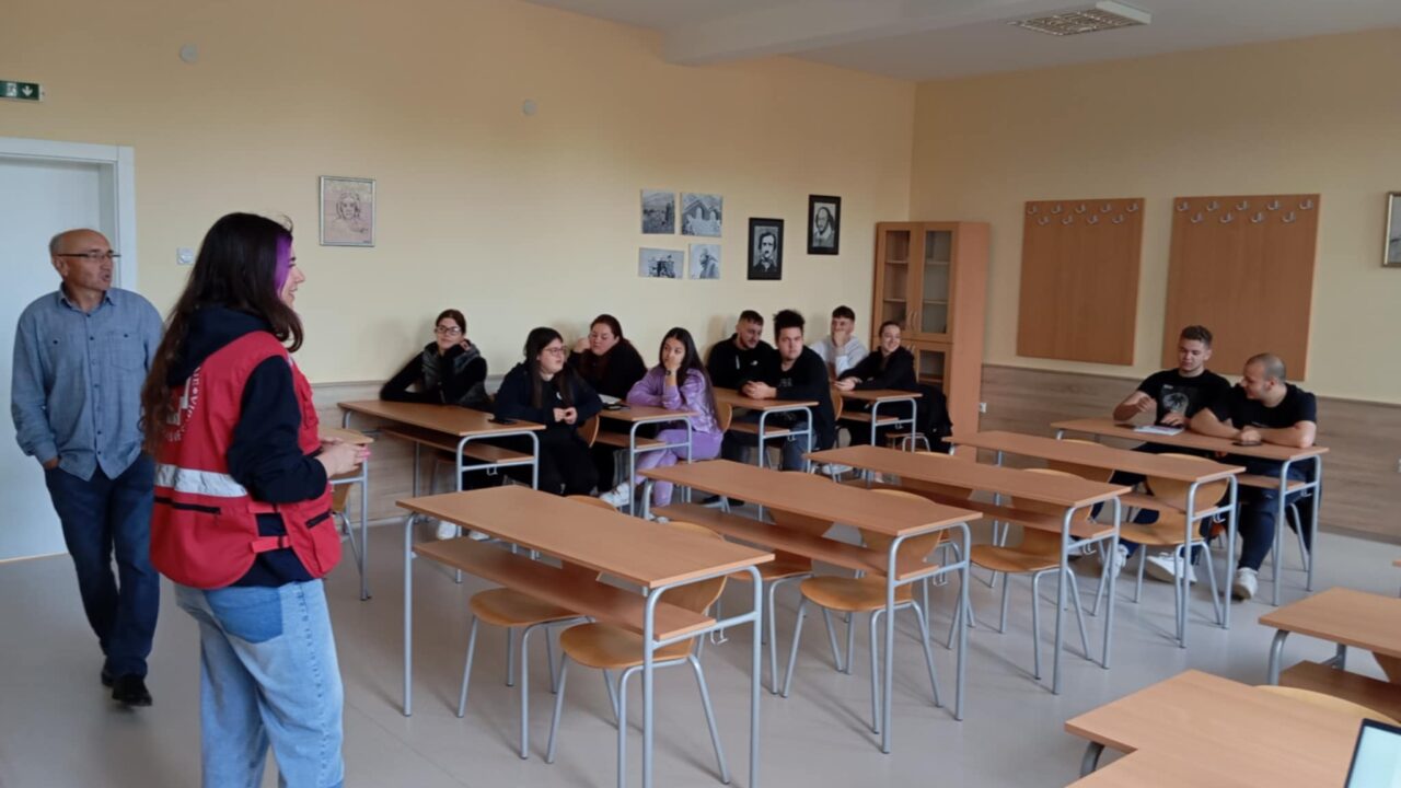 Предавање о значају добровољног давалаштва крви у Средњој школи Варварин