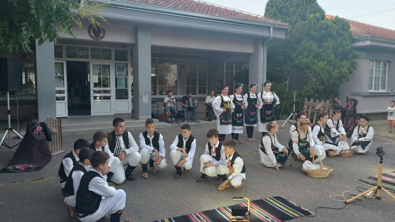Фолклор, осмеси и аплаузи “Под крошњом записа” у Трстенику