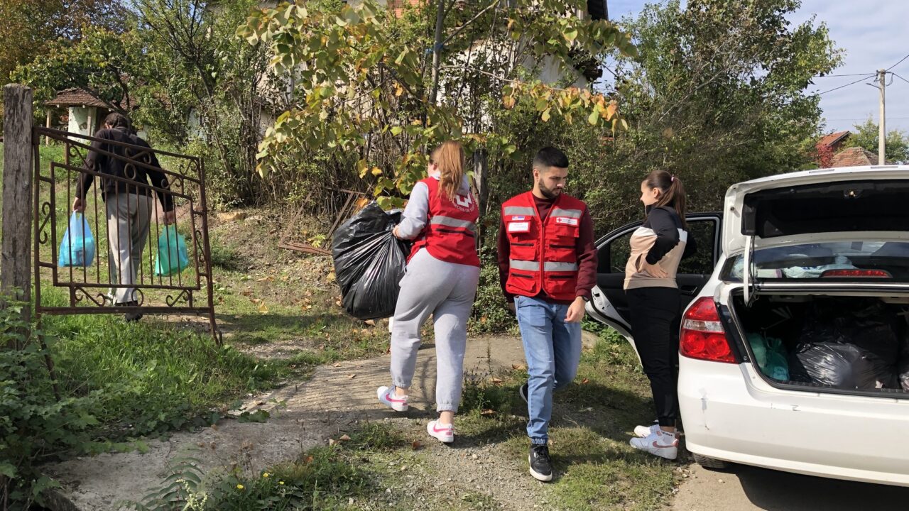 Црвени крст Варварин обишао социјално угрожена домаћинства поводом Месеца солидарности
