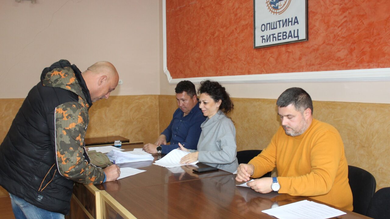 Подршка пољопривредницима у Ћићевцу: Потписани уговори за субвенције у пчеларству и наводњавању