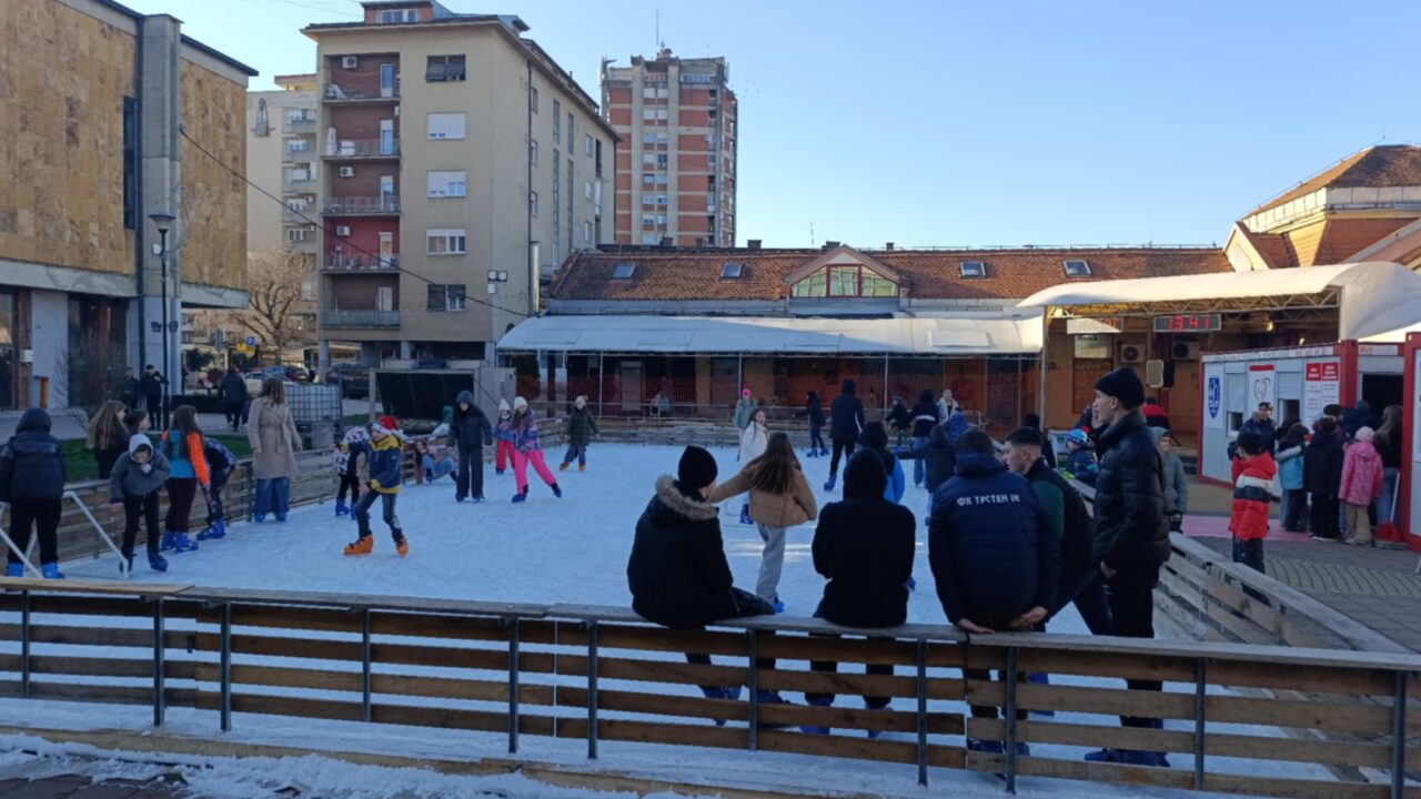 Клизалиште поново ради у Трстенику: Зимска атракција враћена на Омладински трг