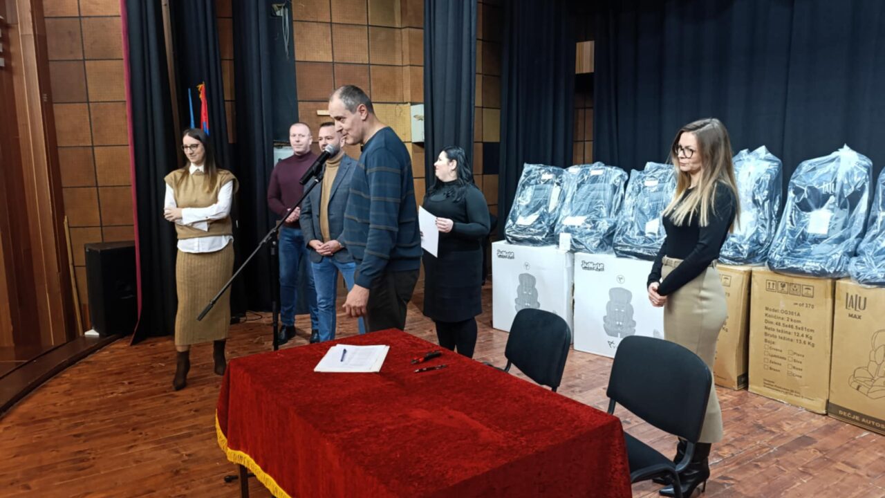 Додела ауто-седишта у Варварину: Безбедност деце на првом месту