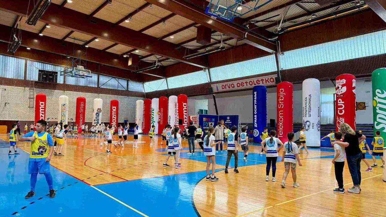 Спортска хала у Трстенику испуњена до последњег места – деца обележила “Дан спорта” уз сјајну енергију