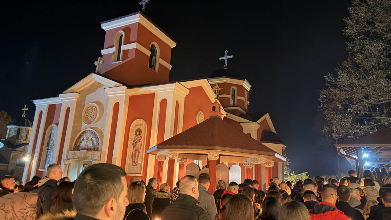 Свечано у манастиру Светог Луке: Верници дочекали Васкрс у молитви
