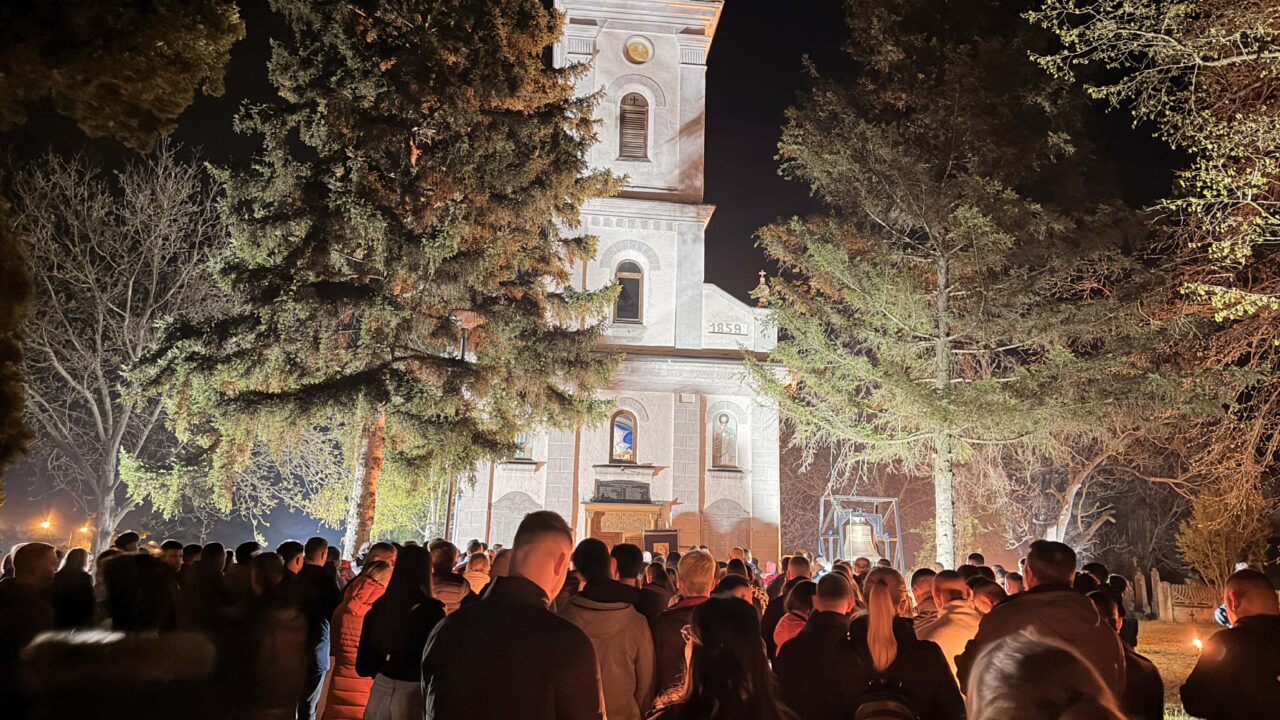 Свечана литија и поноћна литургија обележиле Васкрс у Варварину